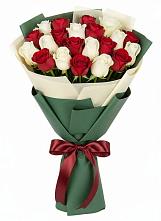Букет Микс из красных и белых роз в Красной Горке