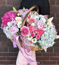 Цветочная композиция из Розы, Хризантемы, Пионы и Лизиантусы в корзине в Красной Горке