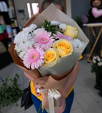 Букет цветов из:  Герберы, Розы и Хризантемы в Красной Горке