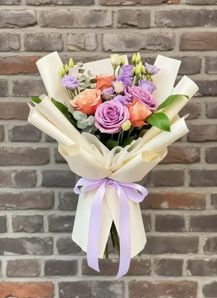 Букет цветов из: Лизиантусы и Розы в Красной Горке