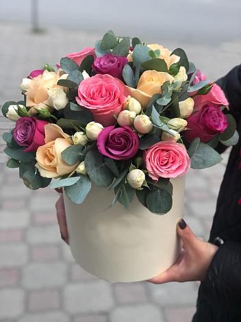 Цветочная композиция из Розы в шляпной коробке в Красной Горке