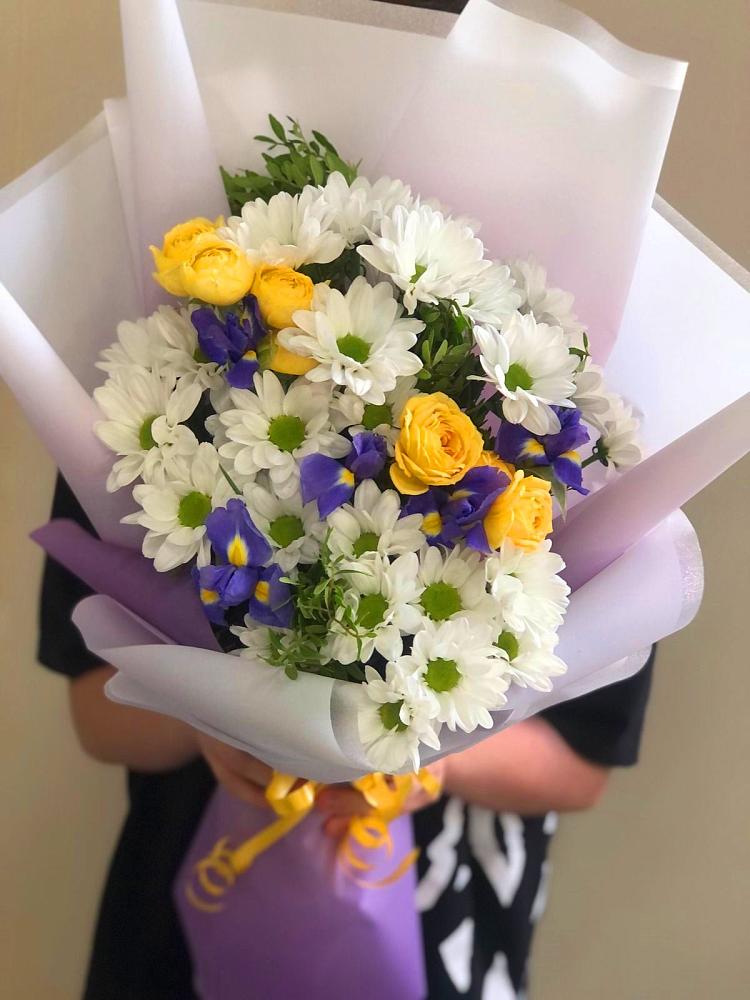 Букет цветов из: Ирисы, Хризантемы и Розы в Красной Горке
