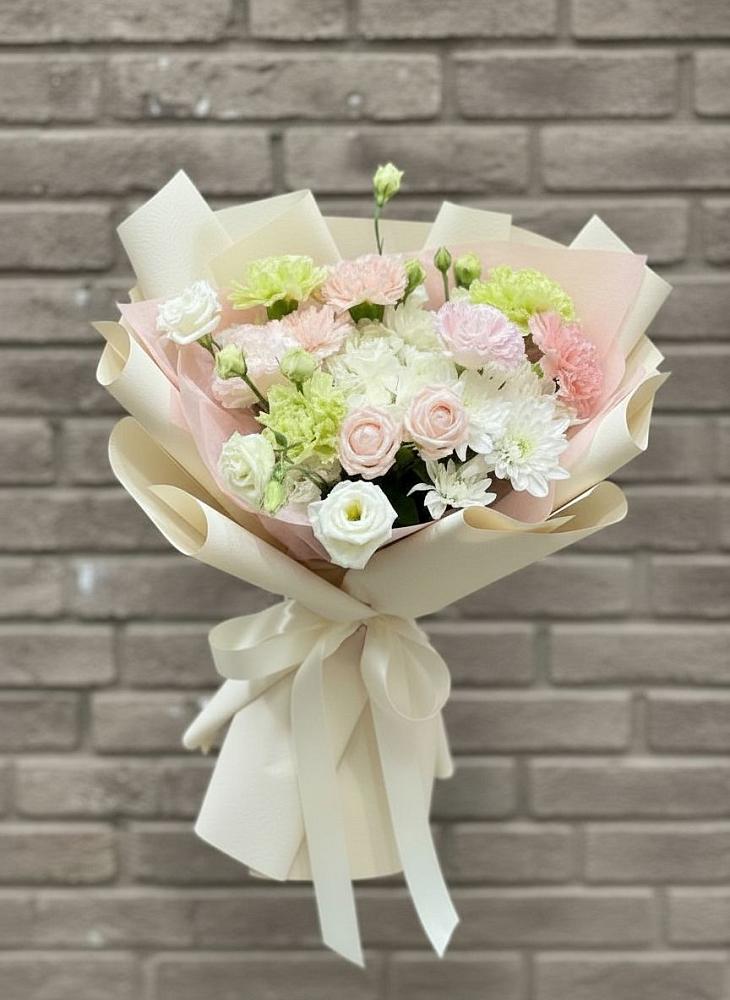 Букет цветов из: Гвоздики, Розы, Лизиантусы и Хризантемы в Красной Горке