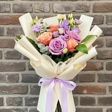 Букет цветов из:  Лизиантусы и Розы в Красной Горке