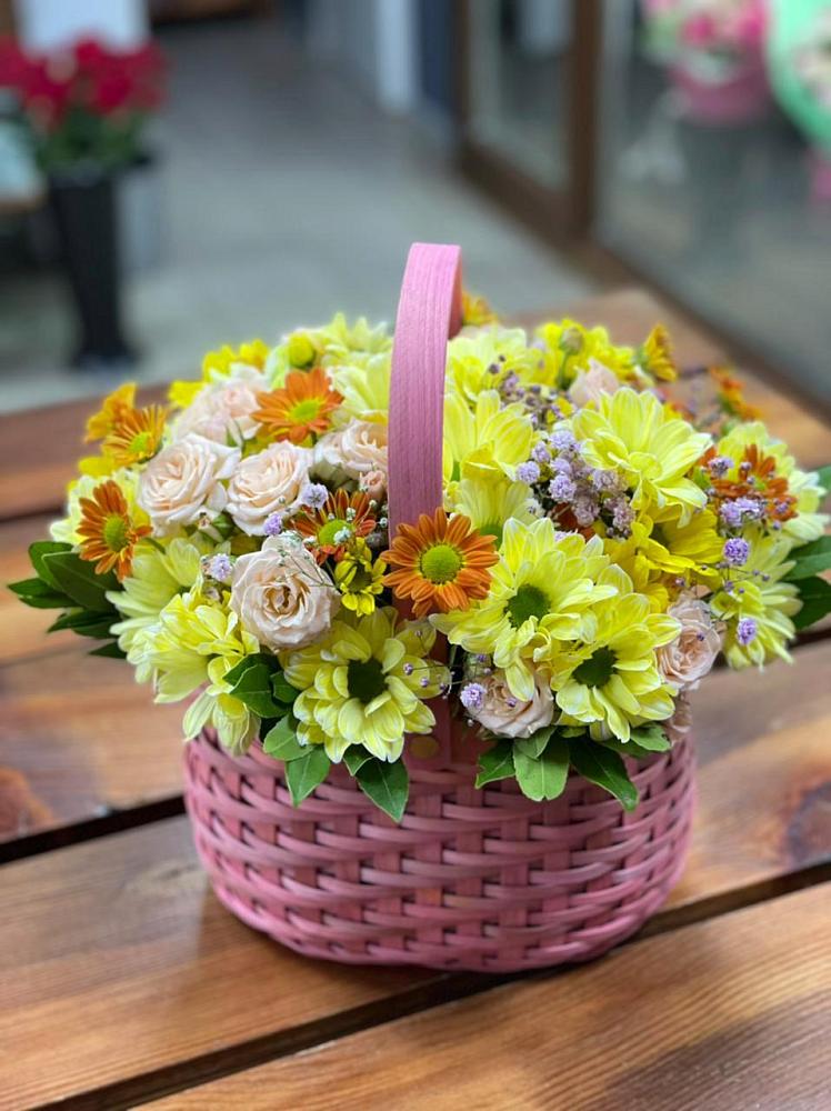 Цветочная композиция из Хризантемы и Розы в корзине в Красной Горке