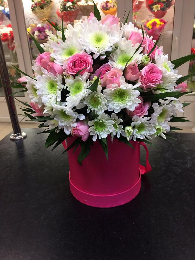 Цветочная композиция из Розы и Хризантемы в шляпной коробке в Красной Горке