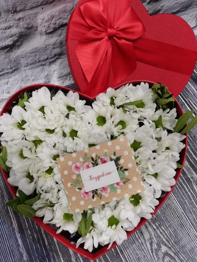 Цветочная композиция из Хризантемы в виде сердца в Красной Горке