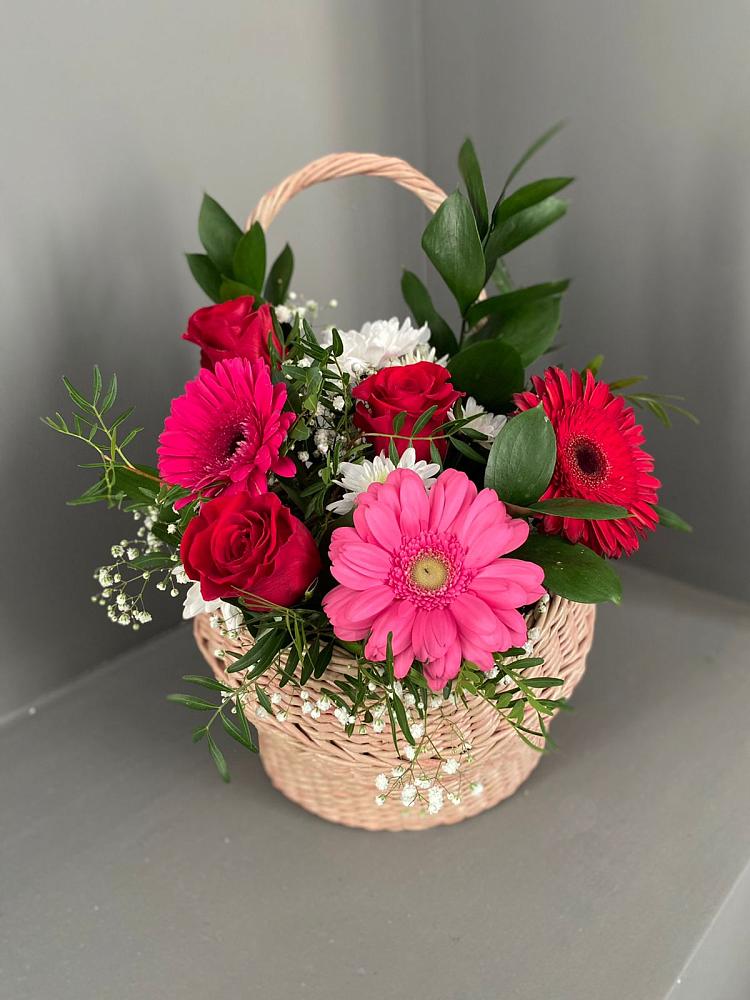 Цветочная композиция из Розы, Хризантемы и Герберы в корзине в Красной Горке