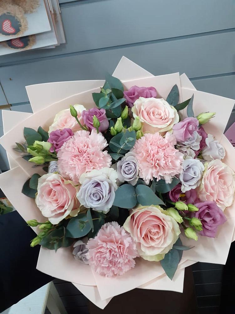 Букет цветов из: Розы, Гвоздики и Лизиантусы в Красной Горке